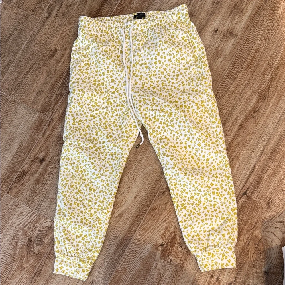 Ann Taylor Women’s Sweat Suit in Yellow Floral - Picture 4 of 4